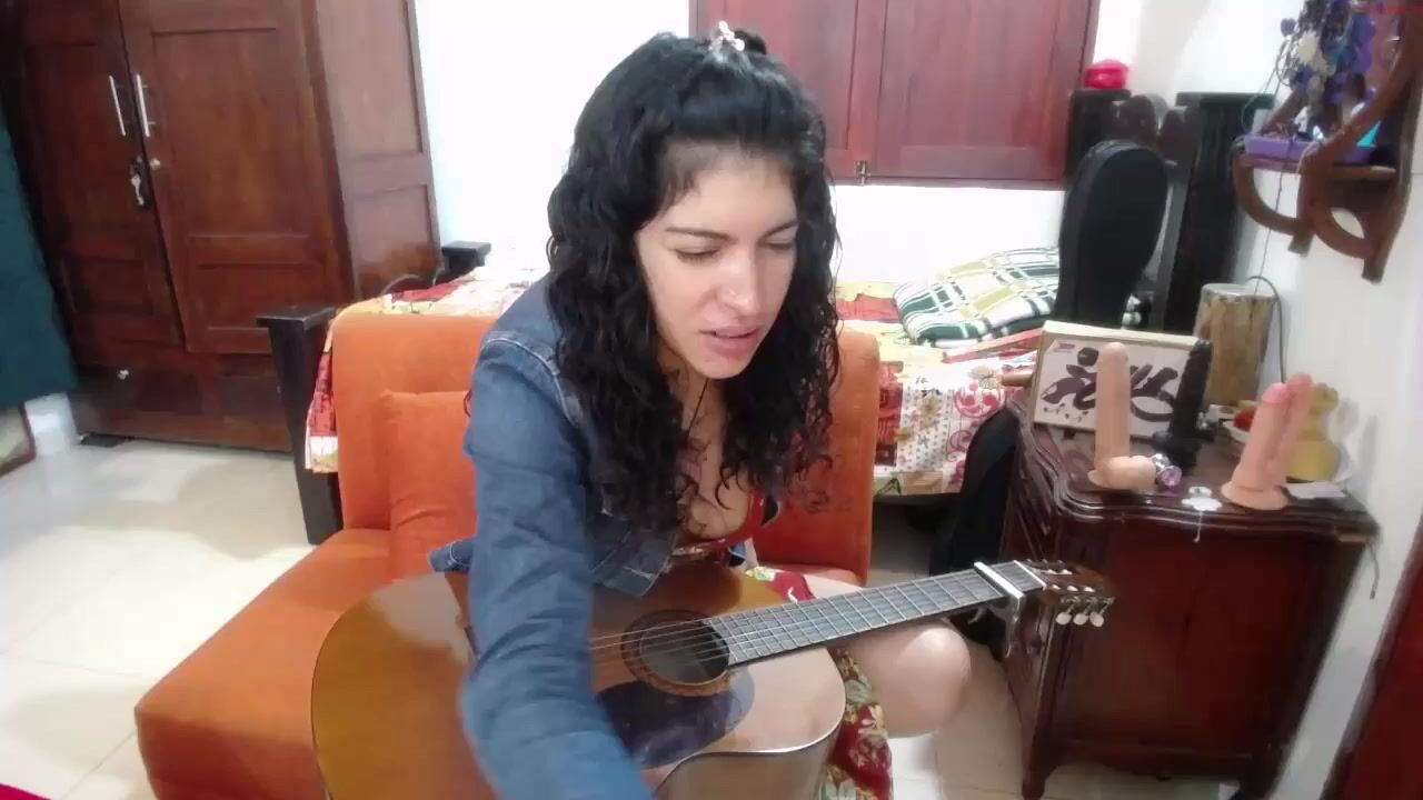 maely_guitar Video  903 Seconds