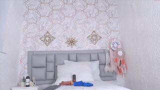 violet_white02 Video  488 Seconds